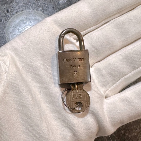 Vintage LV Lock and Key #218 - Picture 4 of 7
